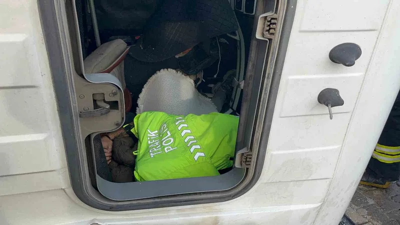 Polis üniformasını çıkarıp yaralının üzerini örttü
