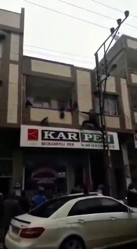 Gaziantep’te yürekleri ağza getiren an: Balkonda asılı kalan çocuğu kurtardı
