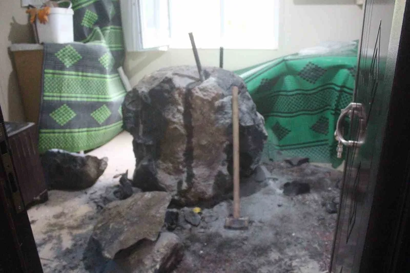 Giresun’da riskli bölgedeki kayalar kaldırılırken kopan kaya parçası evin içerisine girdi
