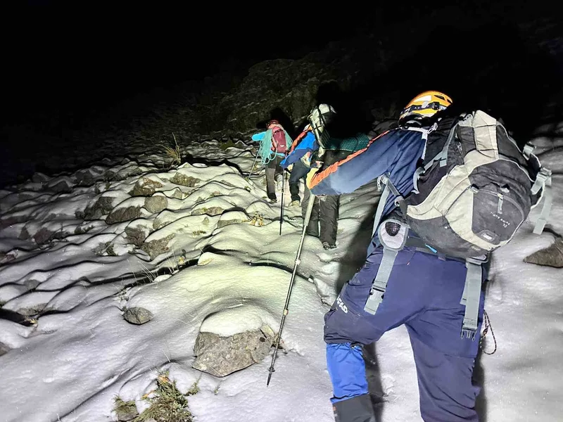 Karla kaplı dağa tırmanıp mahsur kalan 3 arkadaş kurtarıldı
