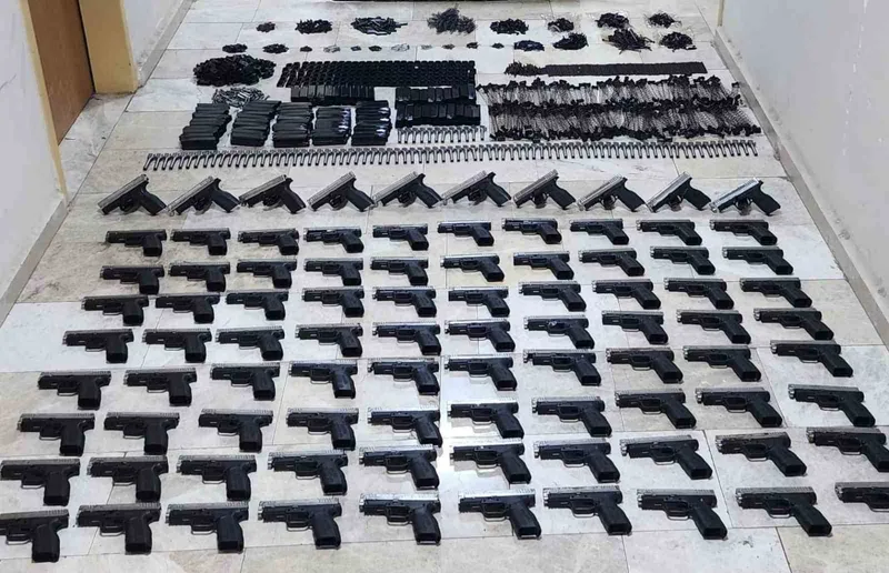 Bagajdan silah deposu gibi 90 adet ruhsatsız tabancı çıktı
