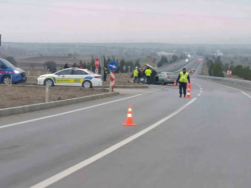 Kütahya’da otomobil ile traktör çarpıştı: 2 yaralı
