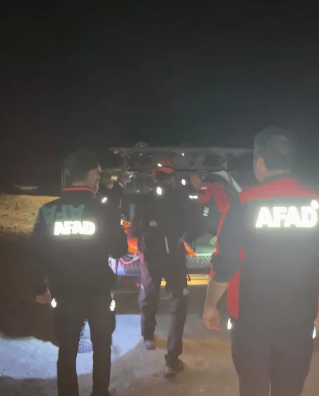 Sarp arazide yaralanan göçmen kurtarıldı

