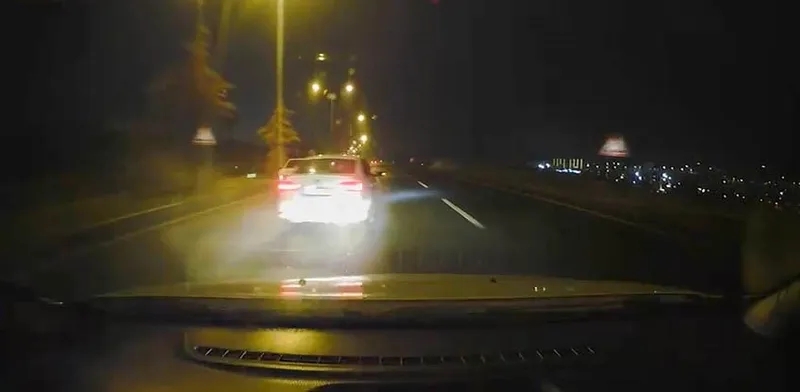 Islak yolda makas atan sürücü, kameraya yansıdı
