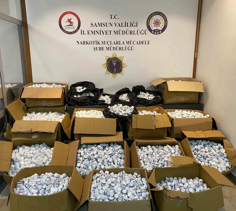Samsun’da peş peşe giden 3 araçtan 350 bin uyuşturucu hap ele geçirildi
