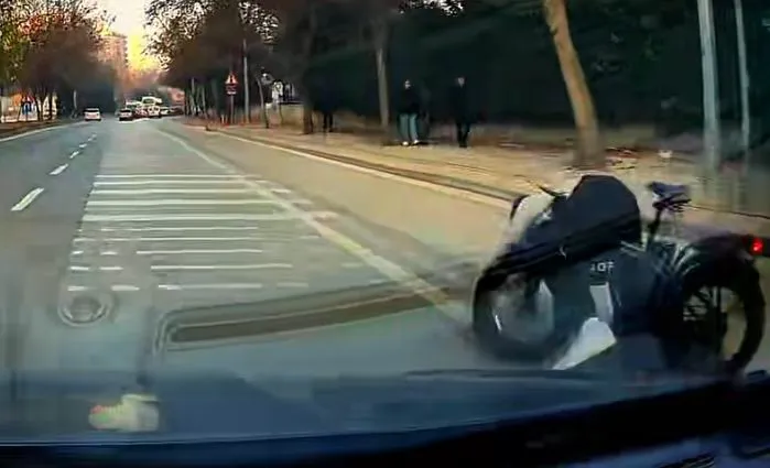 Eli cebinde bisikletle giderken araba altında kalmaktan son anda kurtuldu
