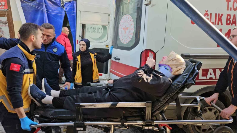 Bozuk zeminde ayağı takılan kadın yere düşerek yaralandı
