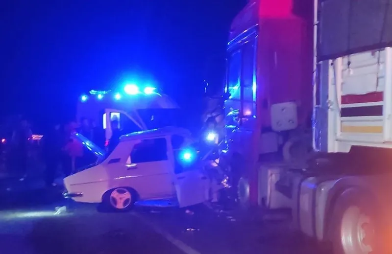 Otomobil tırlarla çarpıştı: 1 ölü, 1 yaralı
