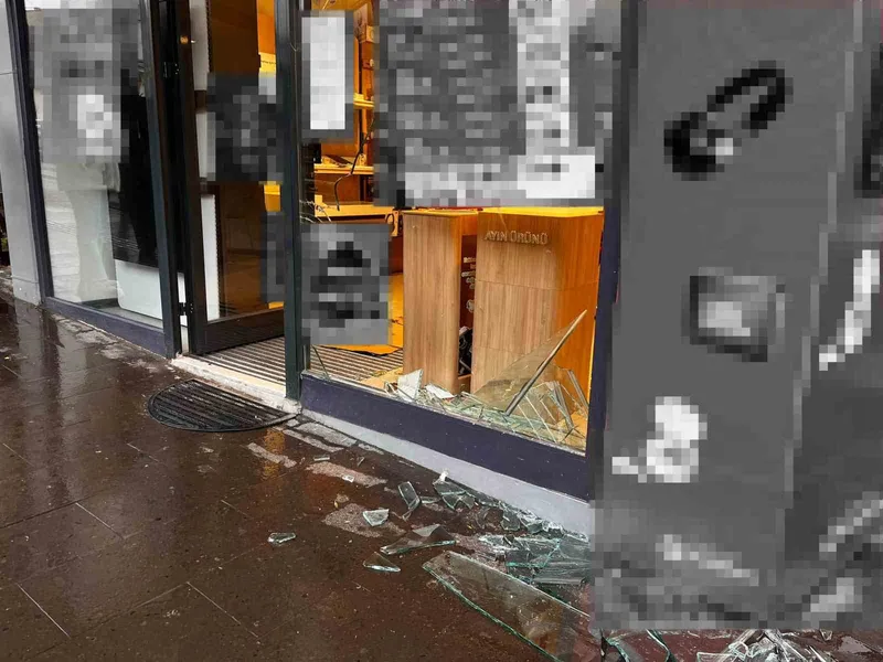 Önce kaldırıma çıktı, sonra dükkana girdi
