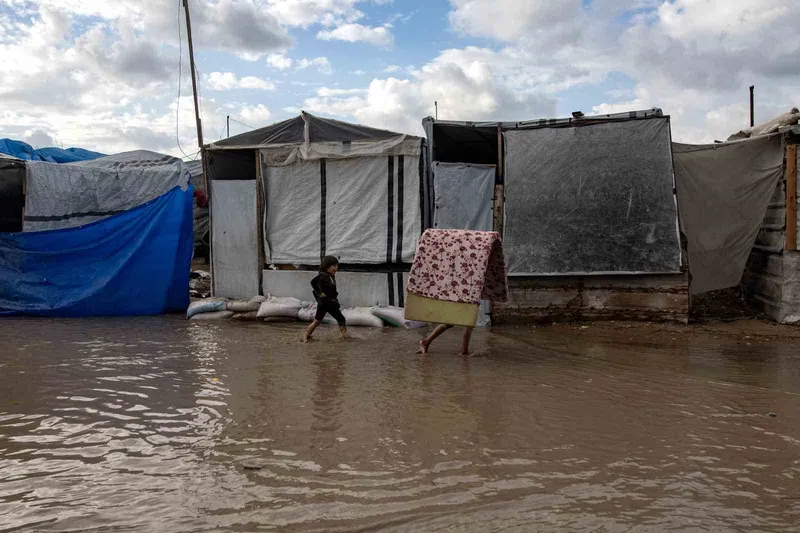 Gazze’yi vuran fırtınada 12 kişi hayatını kaybetti, 27 binden fazla çadır hasar gördü
