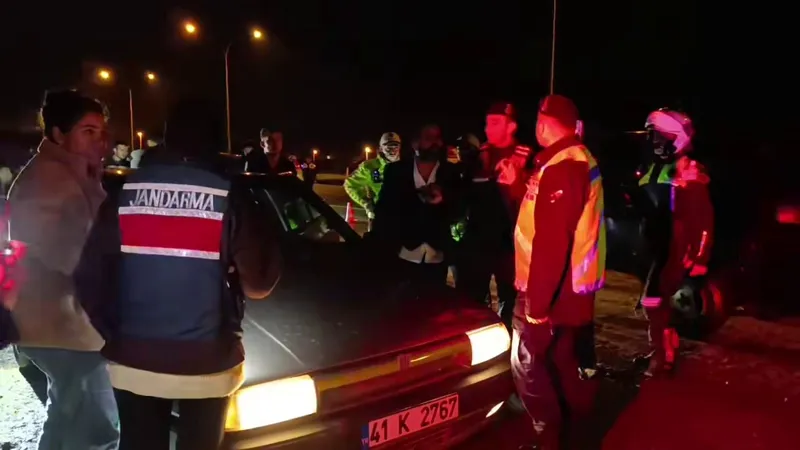 Ekiplerin zorlu denetimi: Alkollü sürücü direndi, bir diğeri tepki gösterdi
