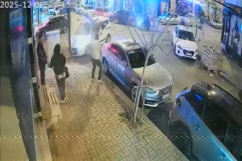 Araçla çarpışan motosikletli kaldırımdaki yayanın üzerine böyle uçtu
