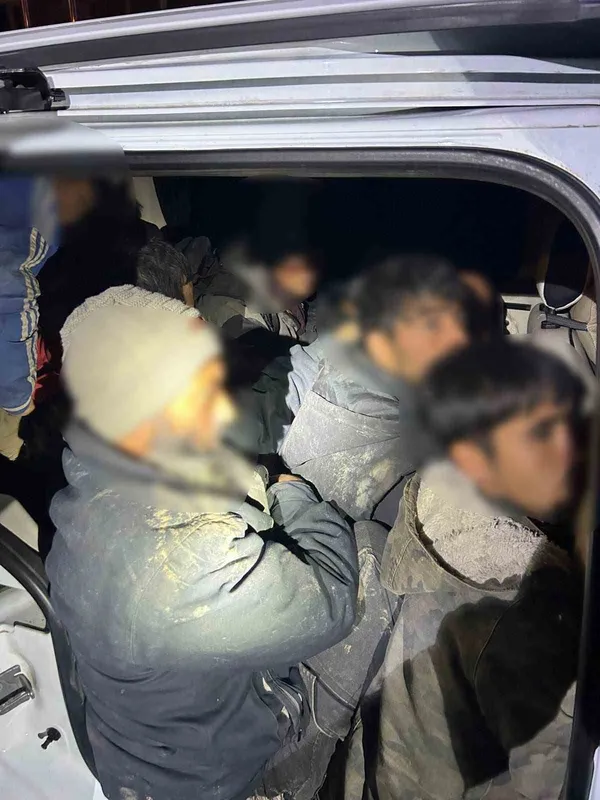 Iğdır’da bir araçta 12 düzensiz göçmen ve 2 organizatör yakalandı
