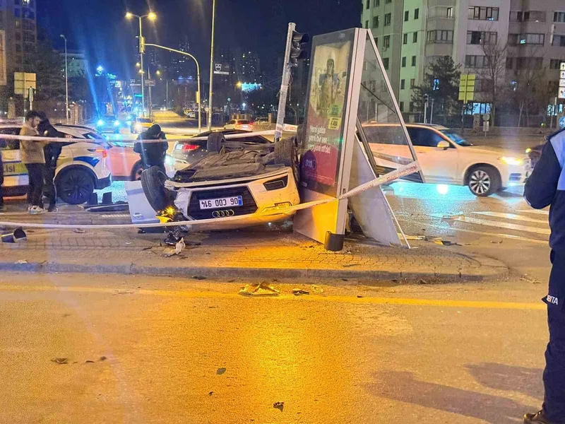 Ankara’da araçla motosiklet çarpıştı: 4 yaralı
