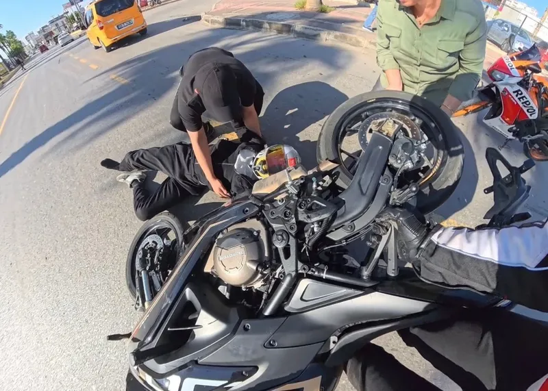 Motosiklet sürücüsü kaskı sayesinde yara almadan kurtuldu
