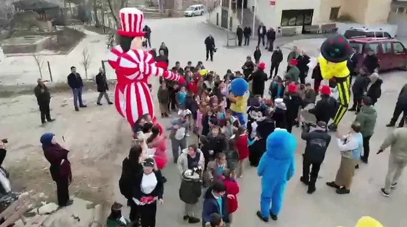 Perdede oyun köyde şenlik var
