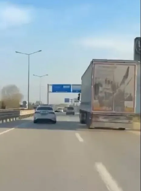 Tehlike saçan tır şoförünü silah doğrultup durdurdular
