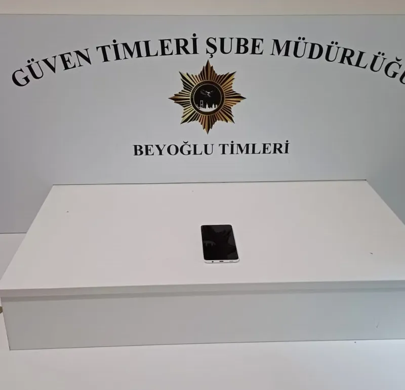 Beyoğlu’nda bankta uyuyan kişinin telefonun çalındığı anlar görüntülendi
