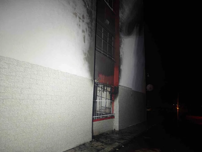 Tahliye edilen okulda çıkan yangın panikletti
