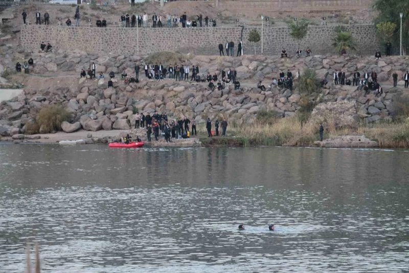 Nehre düşen terliğini almak isterken suya düşen çocuk kayboldu

