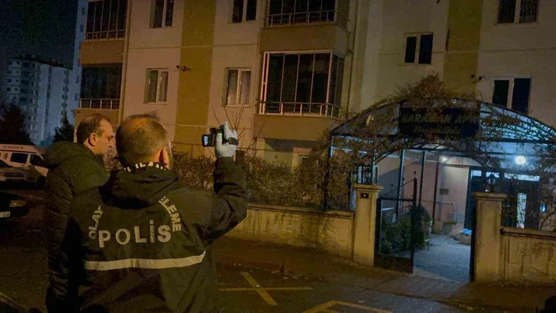 Baba-oğul arasındaki kavga kanlı bitti: 1’i ağır 2 yaralı
