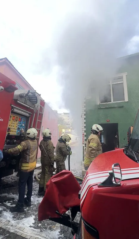 Fatih’te 2 katlı binada yangın paniği
