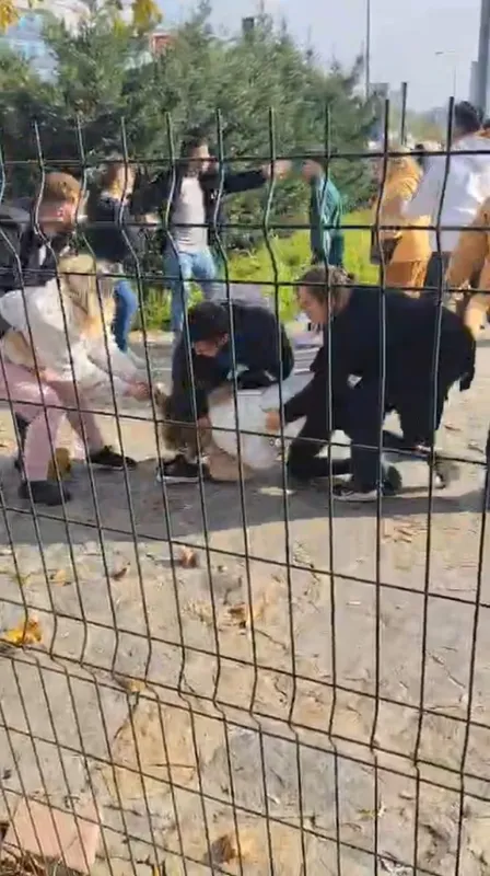 Kartal Anadolu Adliyesi önünde iki aile arasında yumruk yumruğa kavga çıktı
