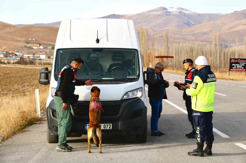 Araçlara kış denetimi: Jandarma lastik ve donanımları kontrol etti
