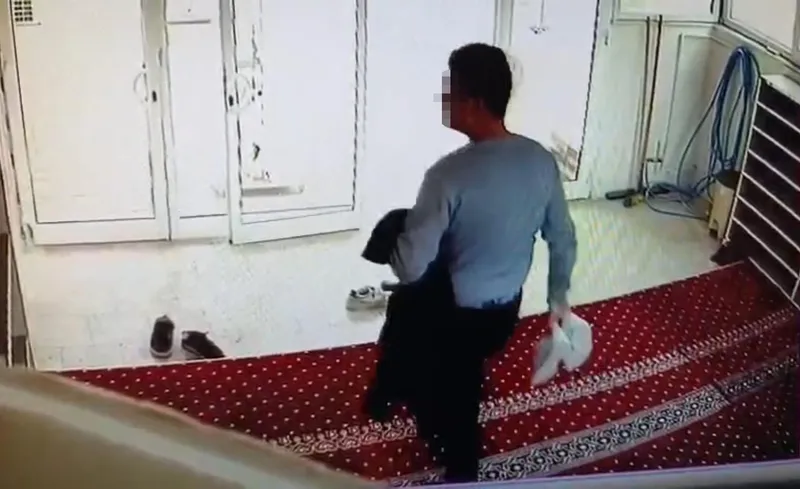 Şanlıurfa’da camide ayakkabı ve mont hırsızlığı kamerada

