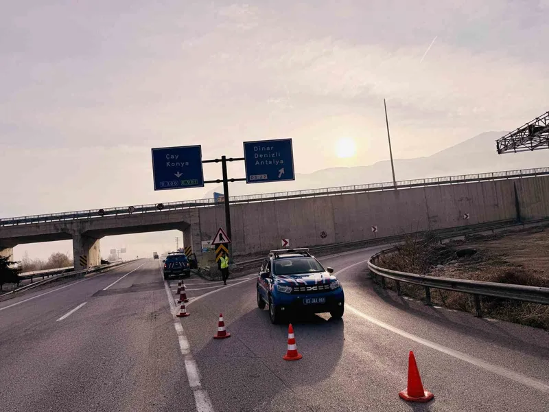 Yoğun sis nedeniyle kara yolu ulaşıma kapatıldı
