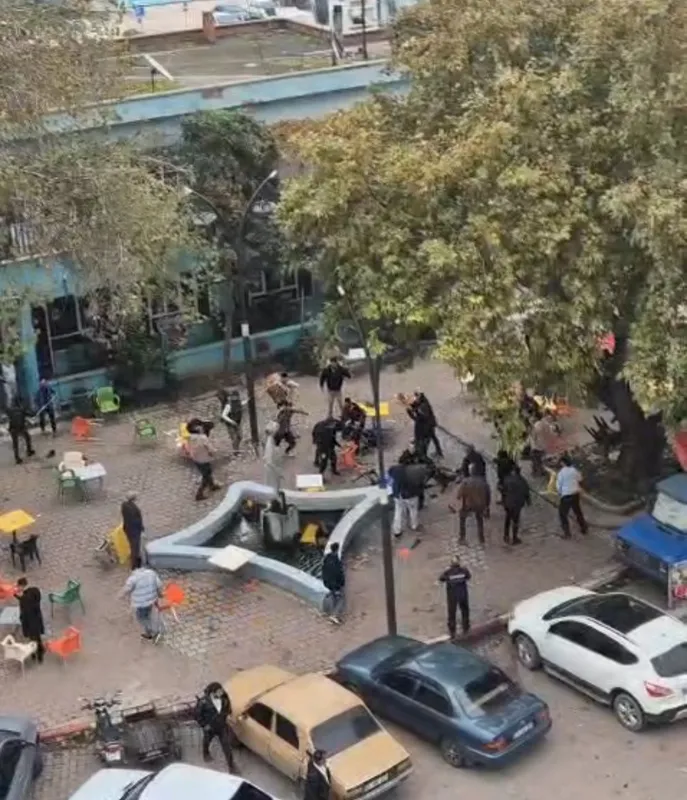 Kavga değil adeta meydan muharebesi: Taş, sopa ve silah kullanıldı, 1 kişi yaralandı
