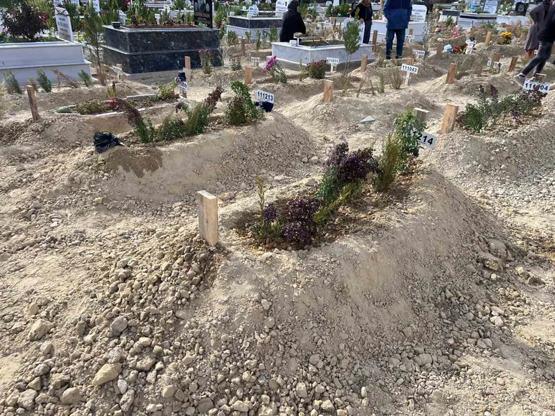 Mersin’de komşusu tarafından öldürülen anne ve oğlu toprağa verildi
