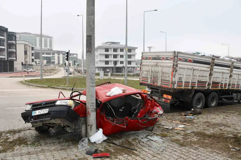 Kamyonun çarptığı Tofaş kağıt gibi katlandı: 4 yaralı
