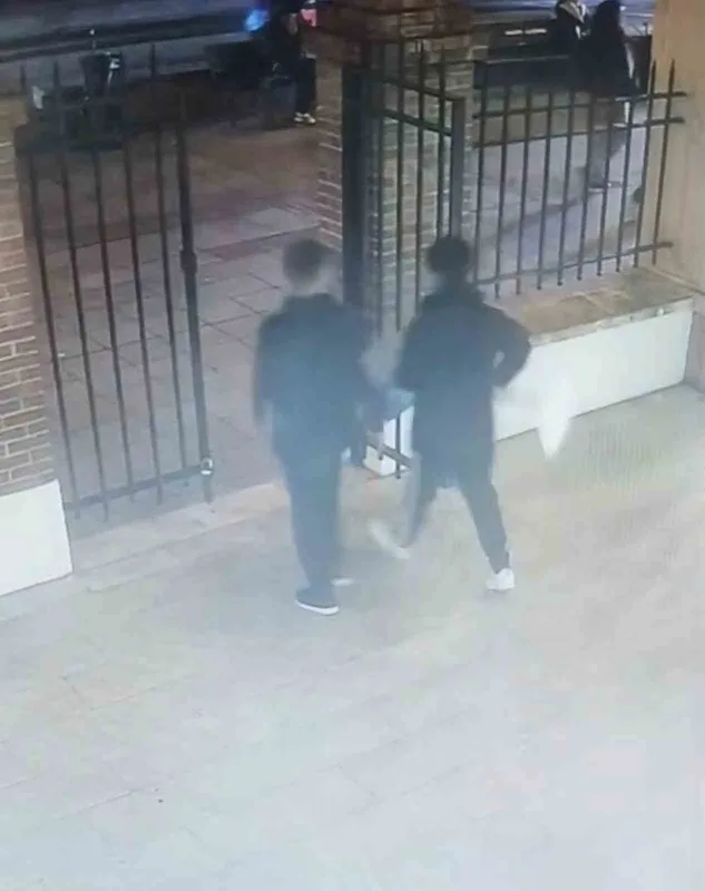 Kadıköy’de yardım kutusu hırsızlığı: Önce gözetlediler sonra çaldılar
