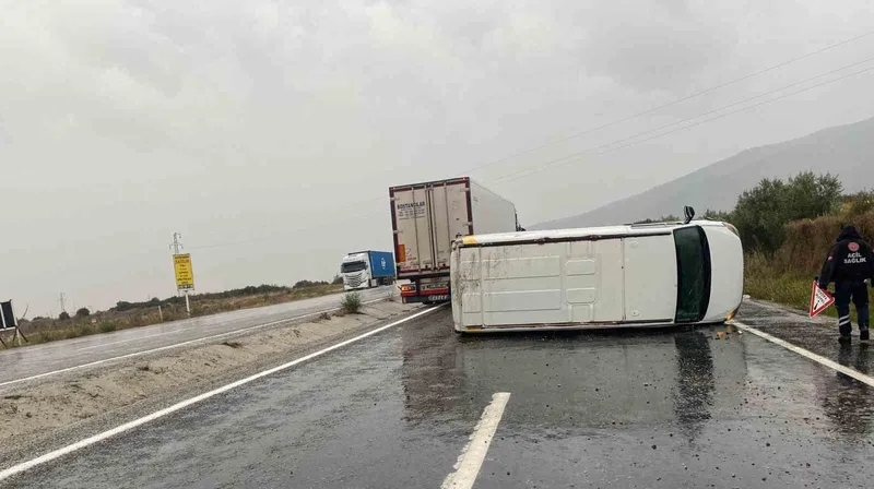 Kontrolden çıkan minibüs devrildi; 1 yaralı
