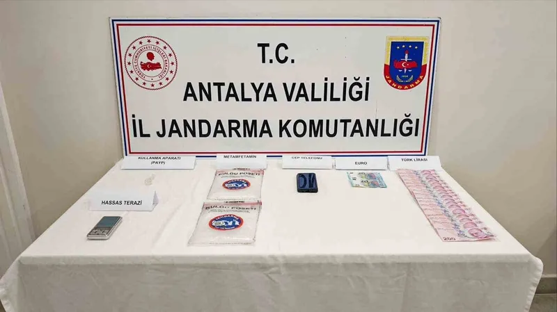 Araçta yapılan aramada 1 kilo 185 gram metamfetamin ele geçirdi
