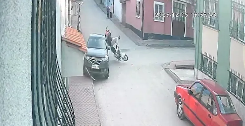 Motosiklete çarpan araç hızla kaçtı, 2 kişinin havada takla atması kameraya yansıdı
