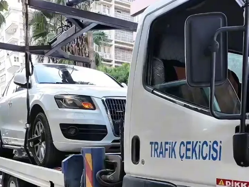 Adana’da engelli park yerlerine araçlarını koyan sürücülere ceza kesildi
