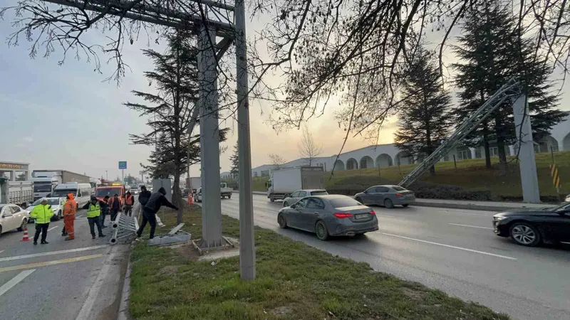 Damperi açık tır PTS direğini devirdi, facia kıl payı atlatıldı
