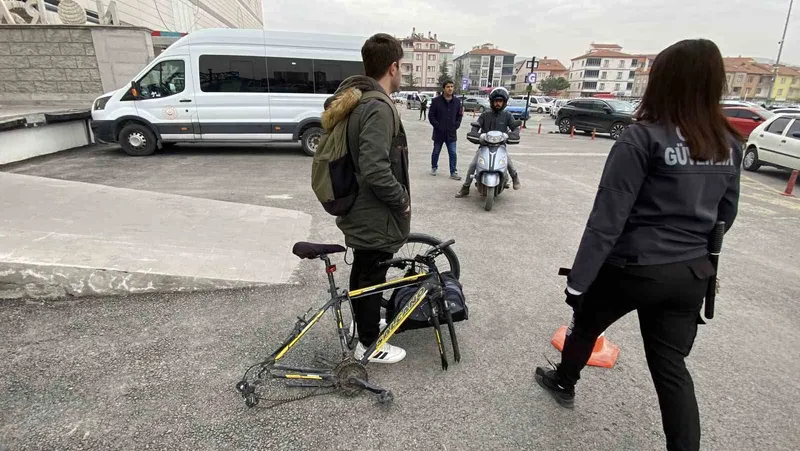 Bisikletin kilidini açamayınca tekerini söküp çaldılar
