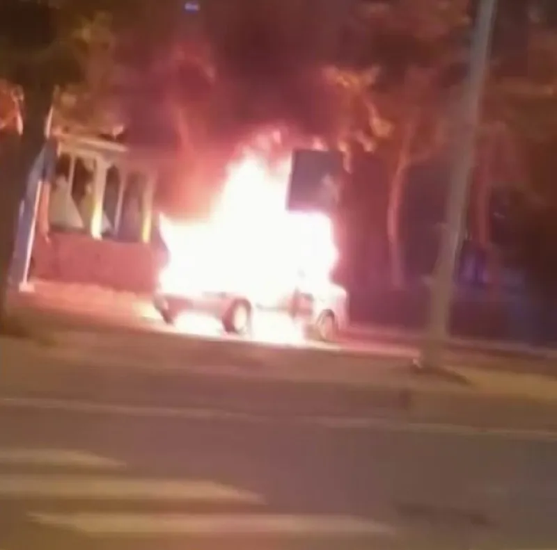 Diyarbakır’da seyir halindeki otomobil alev topuna döndü
