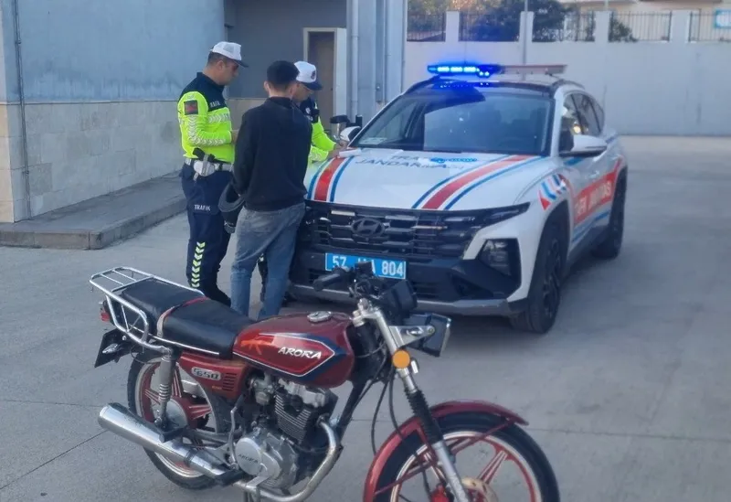 Sinop’ta trafiği tehlikeye atan motosikletli yakalandı
