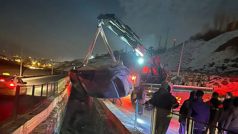 Kontrolden çıkan otomobil su kanalına düştü: 1 yaralı
