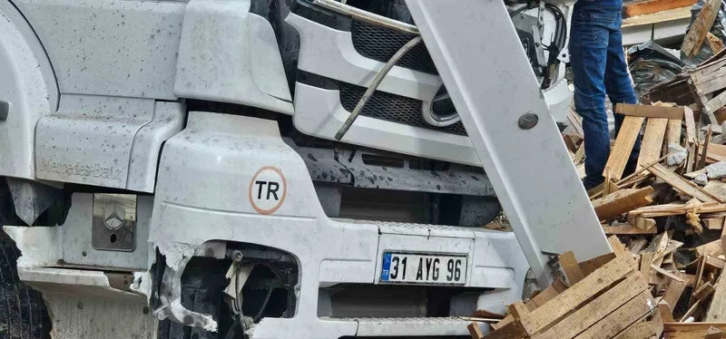 Adilcevaz’da tavuk eti yüklü tır kaza yaptı: Sürücü yaralandı, tavuklar çevreye dağıldı
