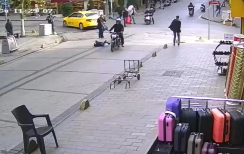 Fatih’te annesinin kolundan yola fırlayan çocuğa motosiklet çarptı, sürücü kaçtı
