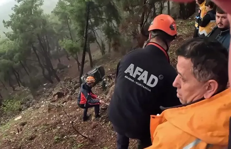 Uçurumdan yuvarlanan sürücüyü AFAD ve itfaiye ekipleri kurtardı
