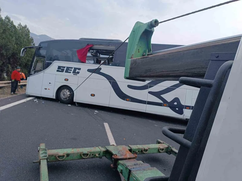 Kazada kapanan E-90 Otoyolu, araçların çekilmesiyle trafiğe açıldı
