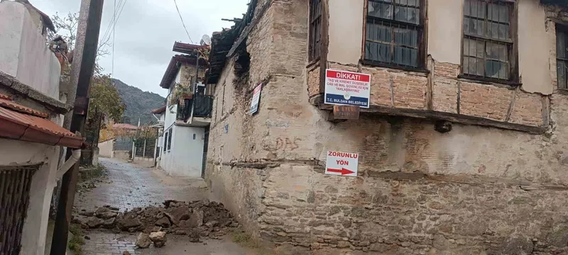 Denizli’de metruk kerpiç binanın duvarı çöktü
