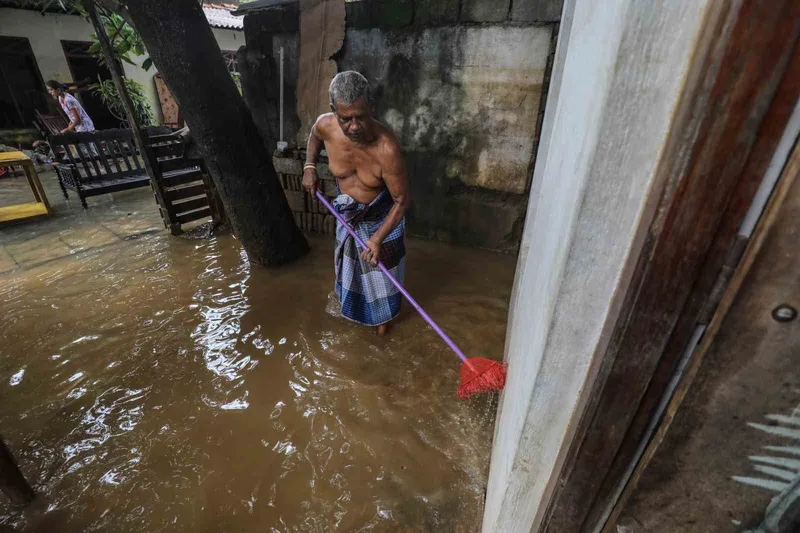 Güney Asya’daki sel ve toprak kaymalarında can kaybı bin 700’ü aştı

