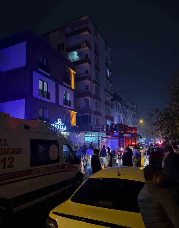 Batman’da cinnet getiren şahıs, evinin eşyalarını sokağa fırlattı
